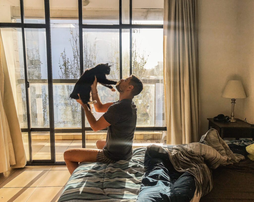 homme qui tient un chat dans ses bras