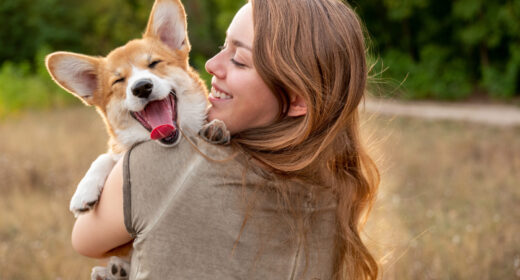 Fremme qui tient un chien dans ses bras