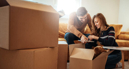 Photo d'un couple en train de faire des cartons pour emménager dans un nouvel appartement