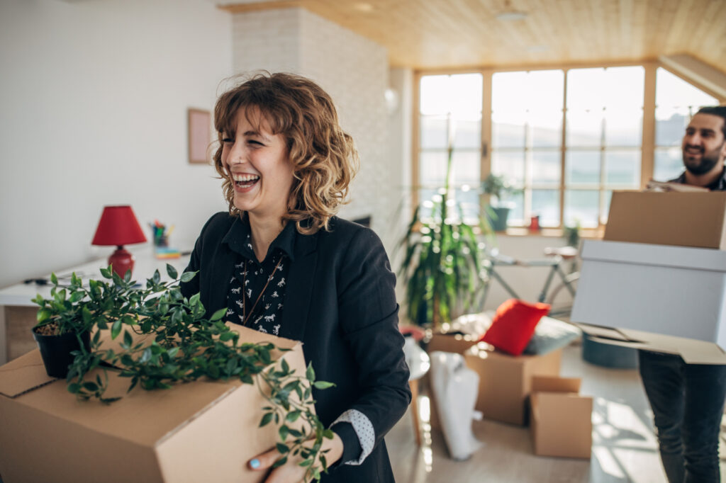 Un homme et une femme, un jeune couple qui emménagent ensemble dans leur nouvel appartement.