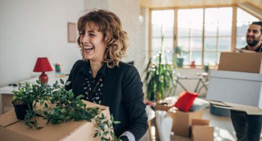 Un homme et une femme, un jeune couple qui emménagent ensemble dans leur nouvel appartement.