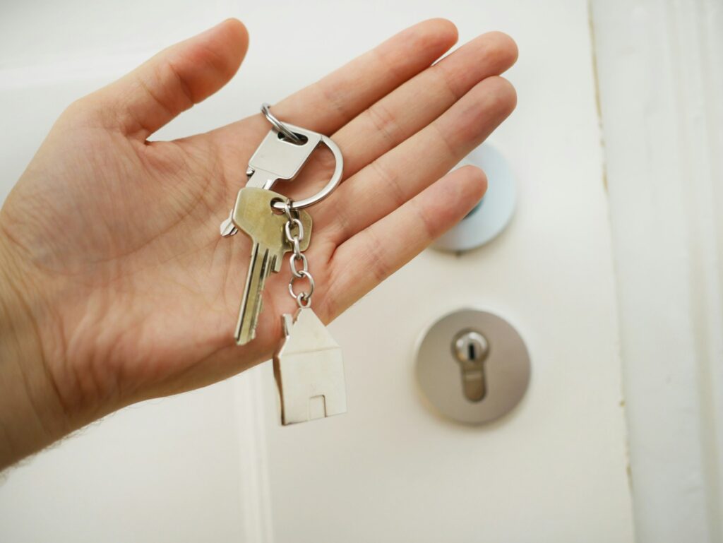 Clès de maison dans une main