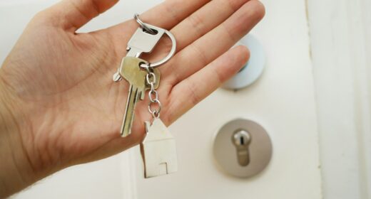 Clès de maison dans une main