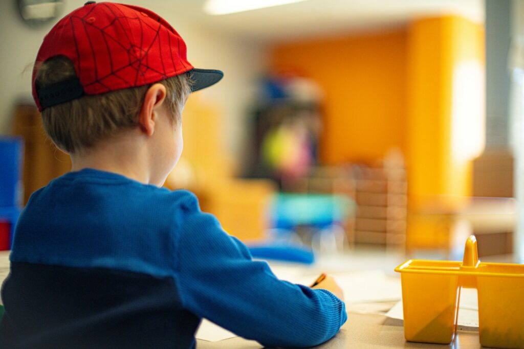 Enfant qui dessine